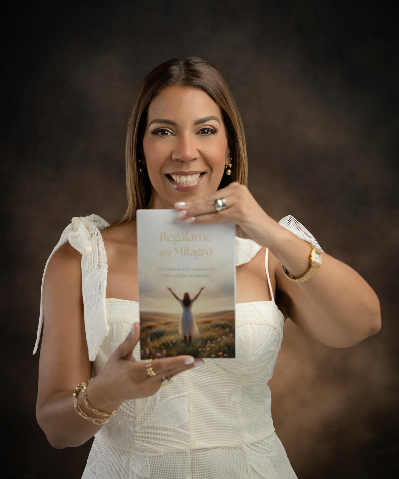 Julissa de la Cruz con su libro Regálame un Milagro